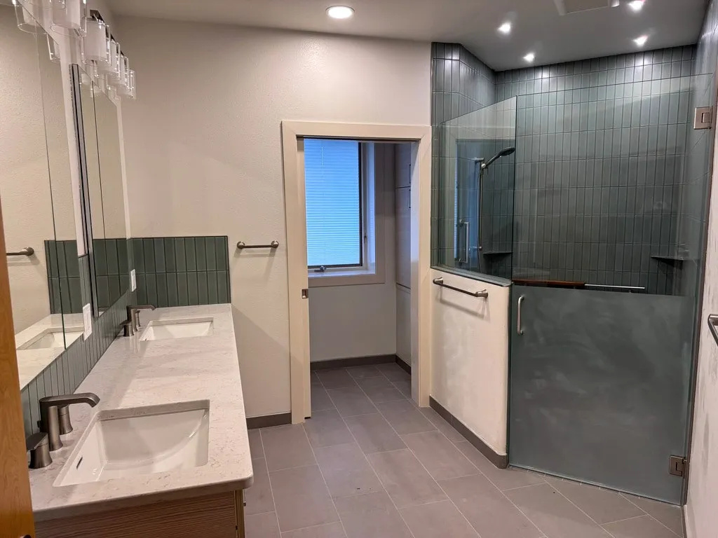 Bathroom floor in large-format grey porcelain